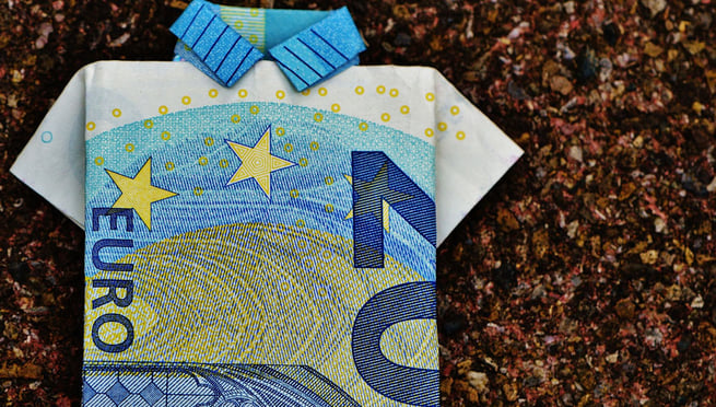 20 euros folded like a tee-shirt 20 euros folded like a tee-shirt