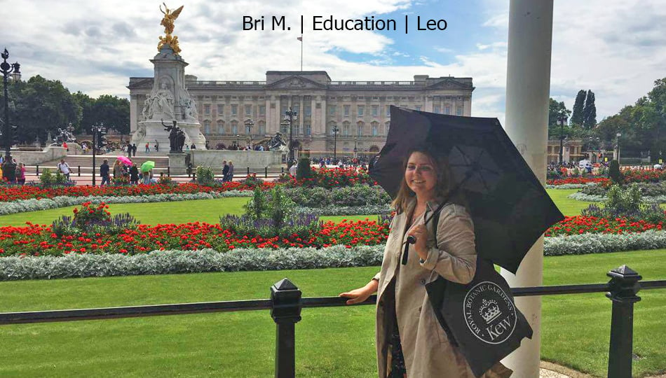 London intern smiling in front of Buckingham Palace