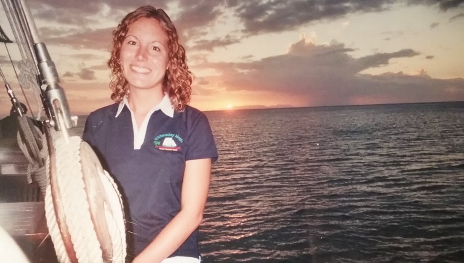 Woman-sailing-in-Australias-Whitsunday-Islands