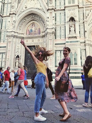 Nikkie with friends at the duomo