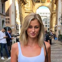 Julia R. walking through the streets of Milan